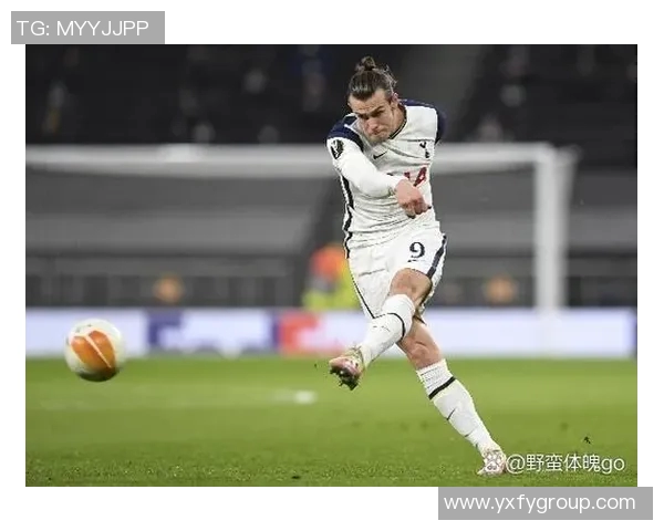 足球球星正面蹲下瞬间捕捉展现力量与专注的完美时刻