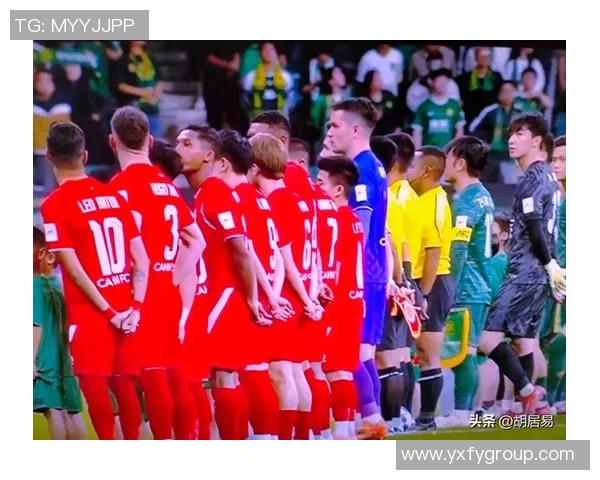 一群足球巨星争抢足球赛场瞬间 激烈对抗彰显无尽激情